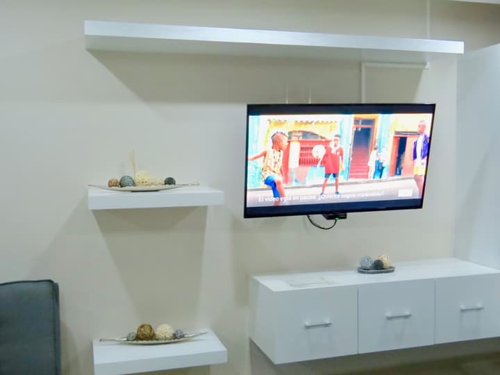 Palmarena Rooms and Residences - Long Stay Comfort with Parking, Sauna, Gym and Pool (Steps from 5th Avenue)