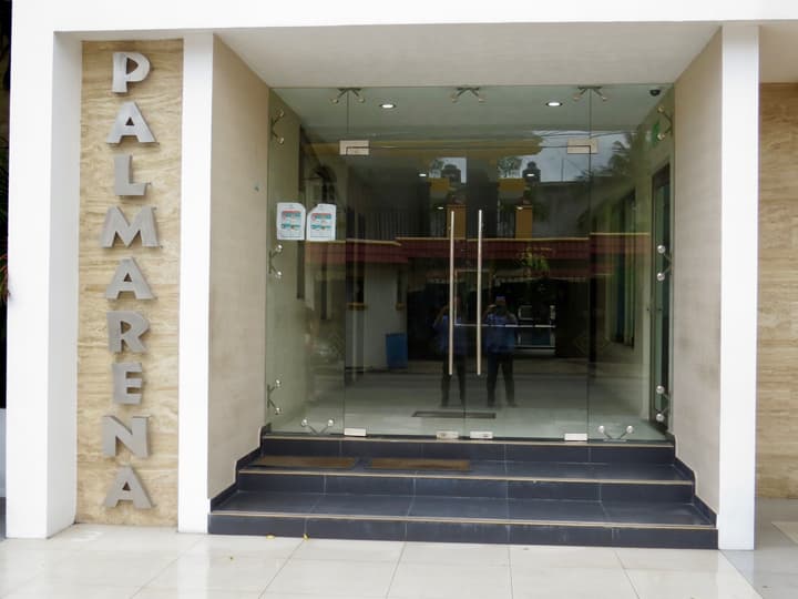 Palmarena Rooms and Residences - Long Stay Comfort with Parking, Sauna, Gym and Pool (Steps from 5th Avenue)