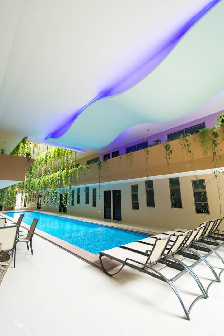 Palmarena Rooms and Residences - Long Stay Comfort with Parking, Sauna, Gym and Pool (Steps from 5th Avenue)