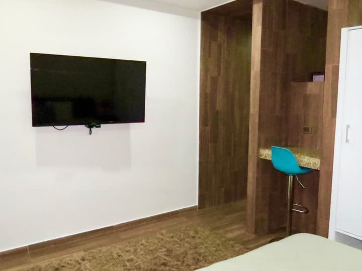 Palmarena Rooms and Residences - Long Stay Comfort with Parking, Sauna, Gym and Pool (Steps from 5th Avenue)