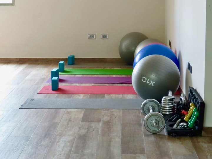 Palmarena Rooms and Residences - Long Stay Comfort with Parking, Sauna, Gym and Pool (Steps from 5th Avenue)