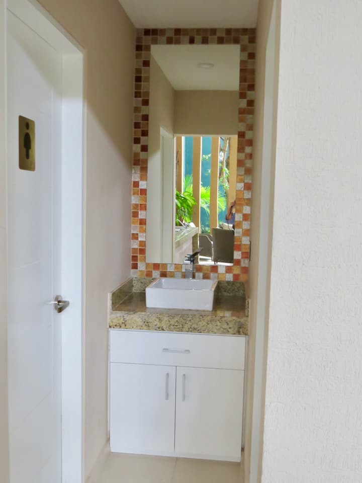 Palmarena Rooms and Residences - Long Stay Comfort with Parking, Sauna, Gym and Pool (Steps from 5th Avenue)
