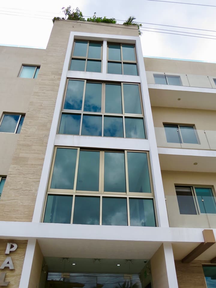 Palmarena Rooms and Residences - Long Stay Comfort with Parking, Sauna, Gym and Pool (Steps from 5th Avenue)