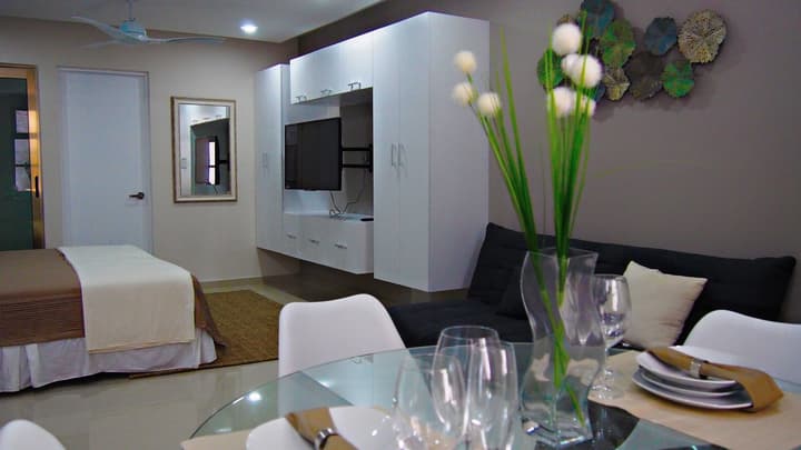 Palmarena Rooms and Residences - Long Stay Comfort with Parking, Sauna, Gym and Pool (Steps from 5th Avenue)