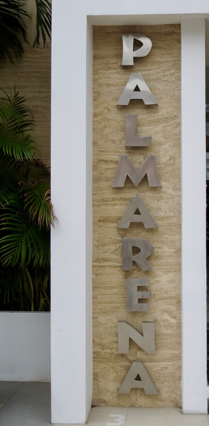Palmarena Rooms and Residences - Long Stay Comfort with Parking, Sauna, Gym and Pool (Steps from 5th Avenue)