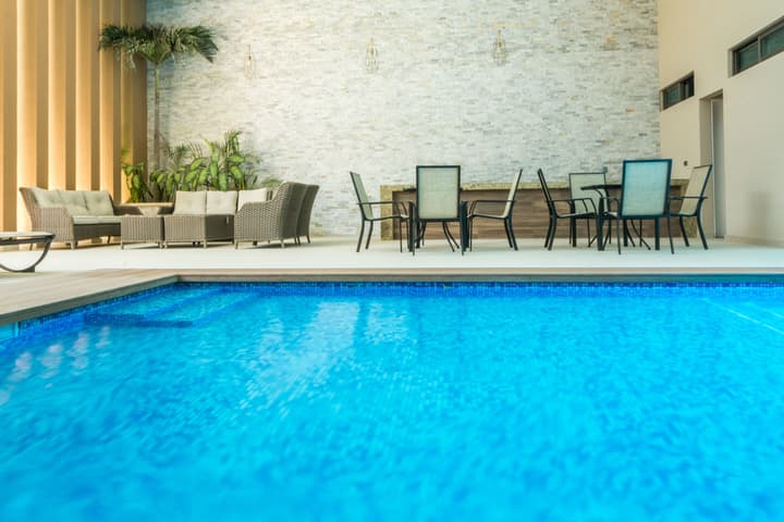 Palmarena Rooms and Residences - Long Stay Comfort with Parking, Sauna, Gym and Pool (Steps from 5th Avenue)