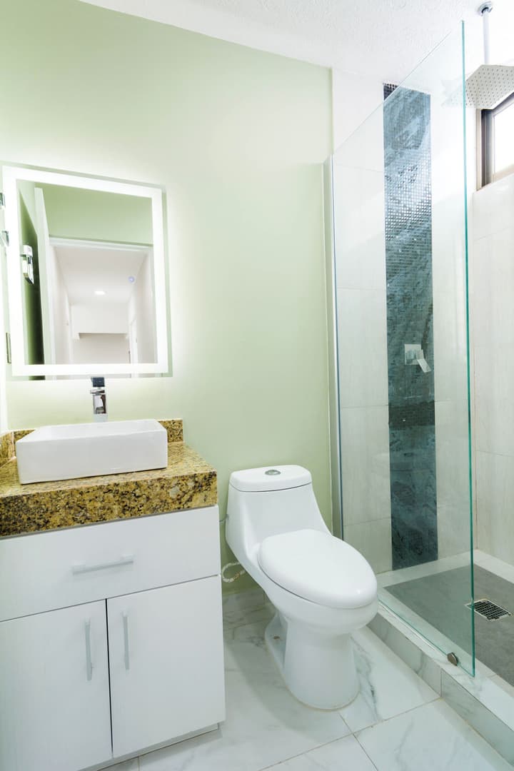 Palmarena Rooms and Residences - Long Stay Comfort with Parking, Sauna, Gym and Pool (Steps from 5th Avenue)