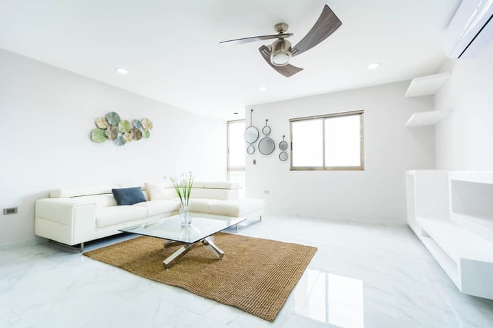 Palmarena Rooms and Residences - Long Stay Comfort with Parking, Sauna, Gym and Pool (Steps from 5th Avenue)