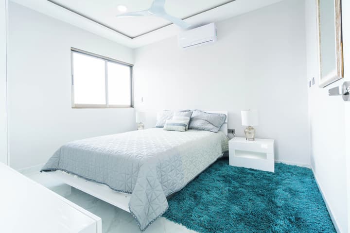 Palmarena Rooms and Residences - Long Stay Comfort with Parking, Sauna, Gym and Pool (Steps from 5th Avenue)