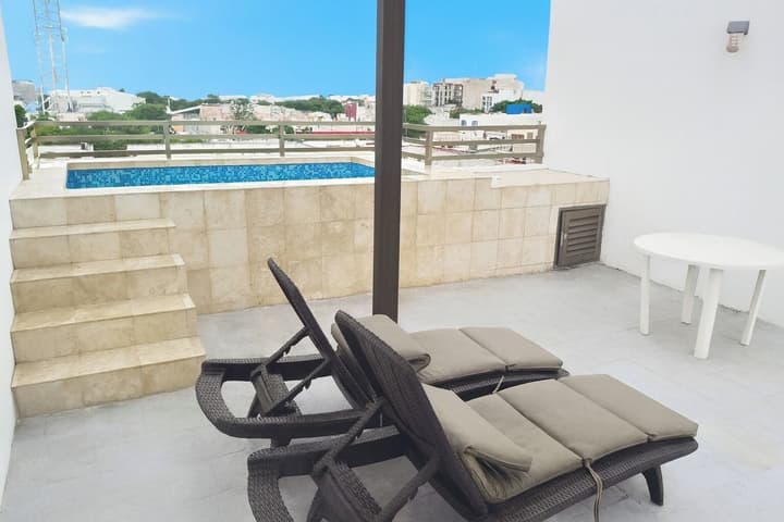 Palmarena Rooms and Residences - Long Stay Comfort with Parking, Sauna, Gym and Pool (Steps from 5th Avenue)