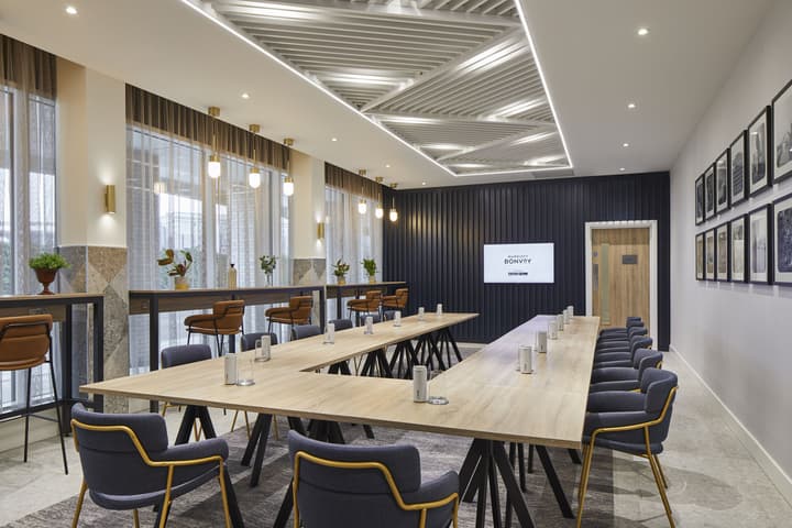 Courtyard by Marriott London City Airport