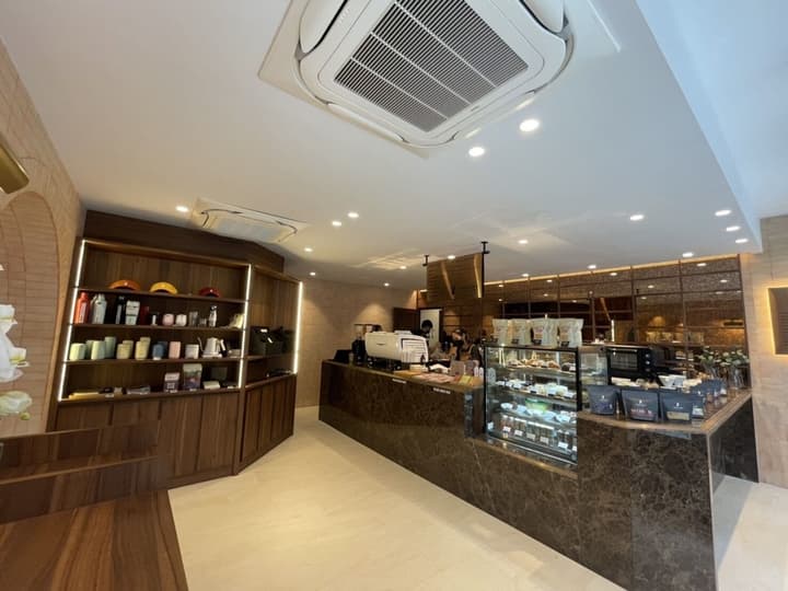 The Quarter Ploenchit by UHG