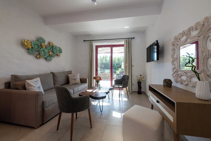 Abeloessa Methonian Hospitality