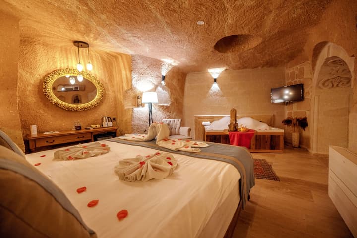 Misty Cave Hotel