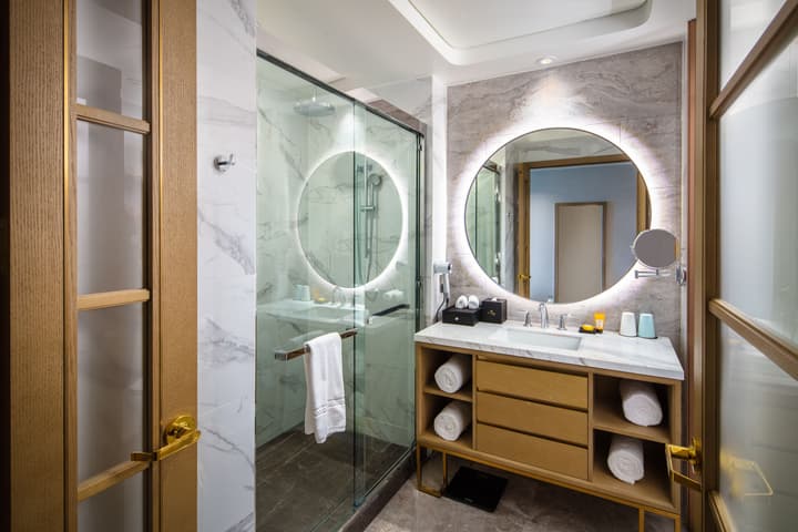 Blossom Hotel Houston, Curio Collection by Hilton