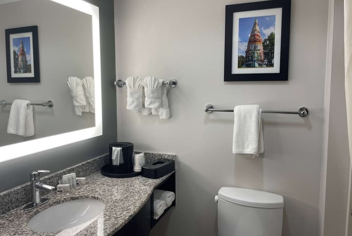 La Quinta Inn & Suites by Wyndham Tulsa Midtown
