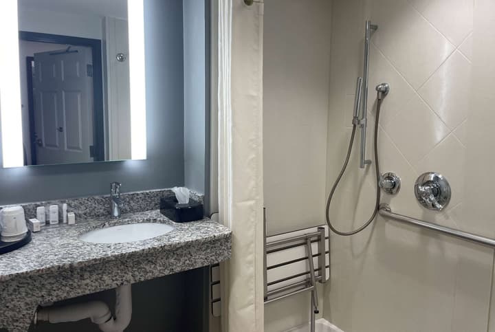 La Quinta Inn & Suites by Wyndham Tulsa Midtown