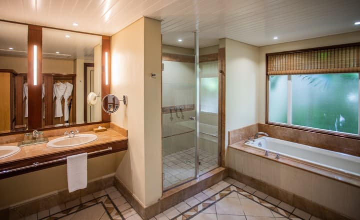 Paradis Beachcomber Golf Resort & Spa