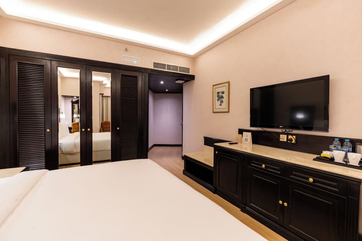 Luxe Avenue Hotel