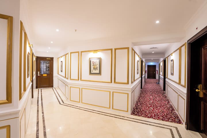 Luxe Avenue Hotel