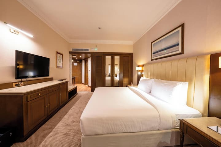 Luxe Avenue Hotel