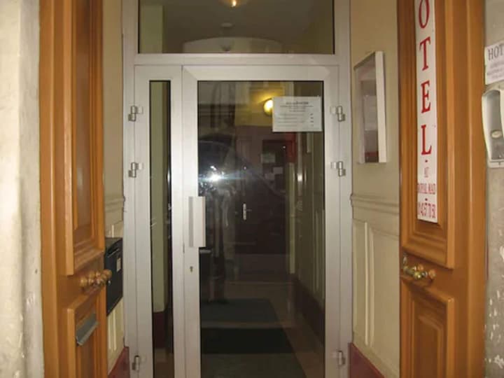 Au Royal Mad Hotel