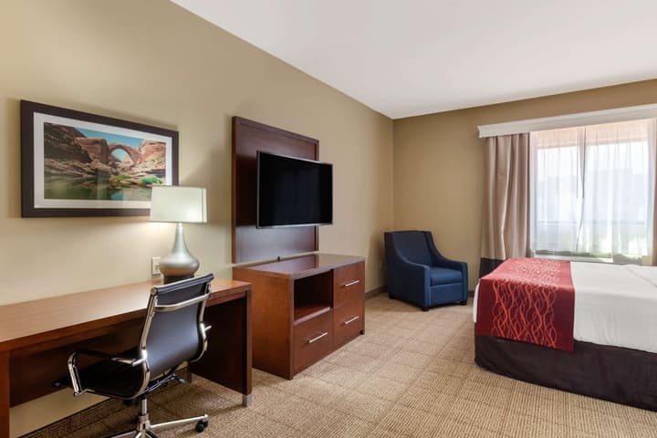 Comfort Inn & Suites Page at Lake Powell