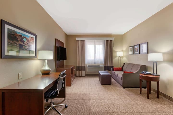 Comfort Inn & Suites Page at Lake Powell