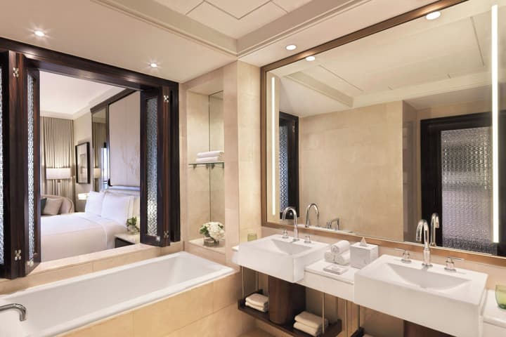 The Ritz-Carlton Abu Dhabi, Grand Canal