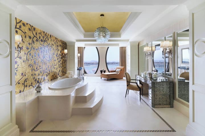 The Ritz-Carlton Abu Dhabi, Grand Canal