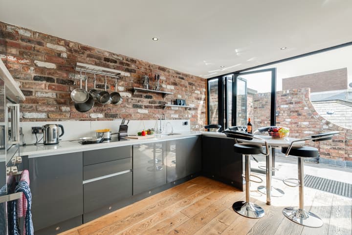 Base Serviced Apartments - Sir Thomas Street