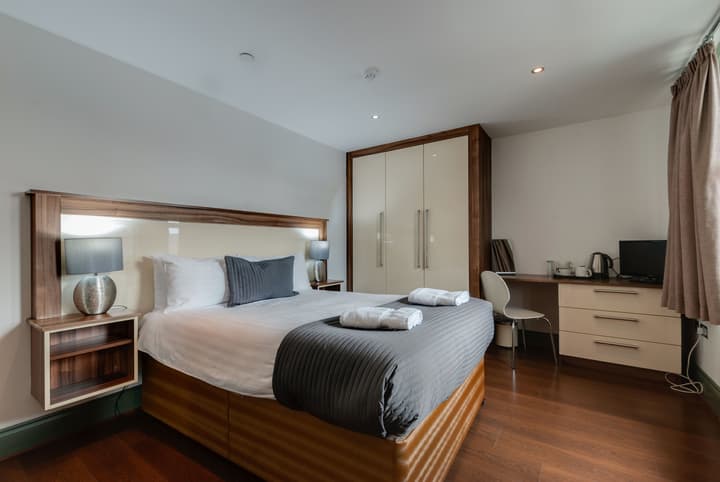 Base Serviced Apartments - Sir Thomas Street