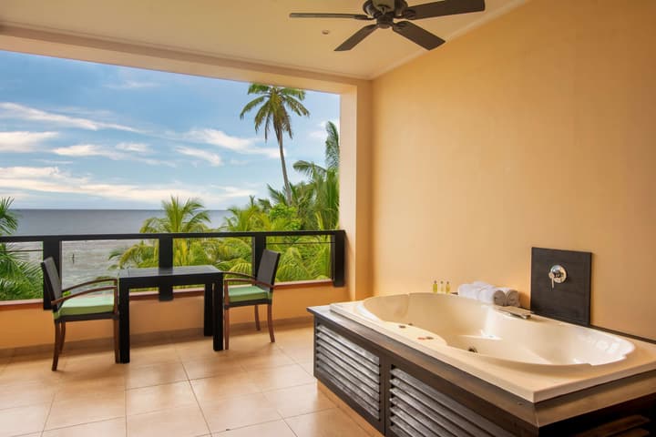 DoubleTree by Hilton Seychelles - Allamanda Resort & Spa