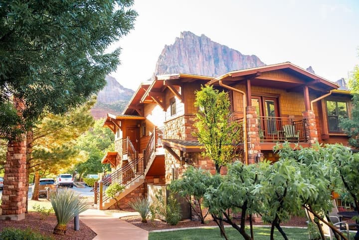 Cable Mountain Lodge