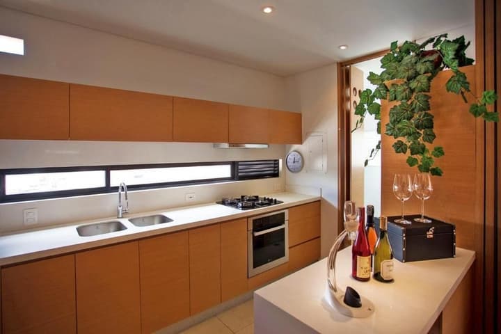 93 Luxury Suites & Residences