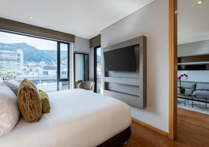 93 Luxury Suites & Residences