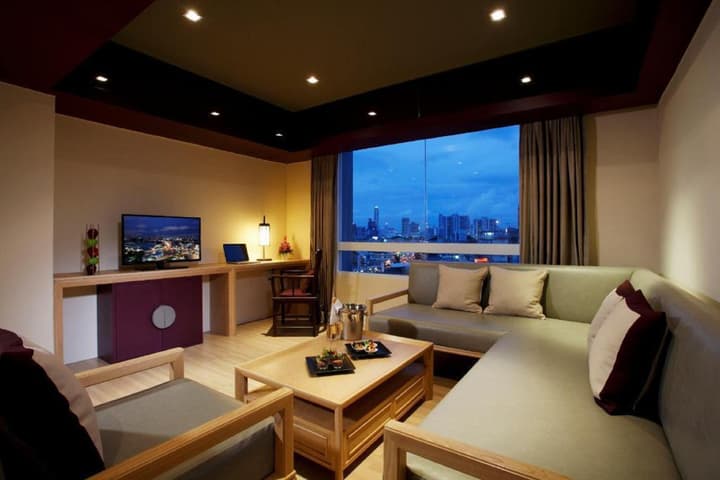 The Quarter Hualamphong by UHG