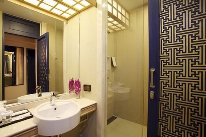 The Quarter Hualamphong by UHG