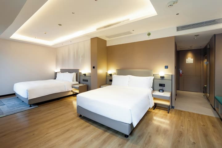 Holiday Inn Shanghai Nanjing Road by IHG