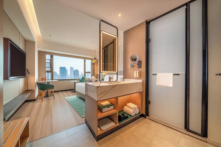 Holiday Inn Shanghai Nanjing Road by IHG
