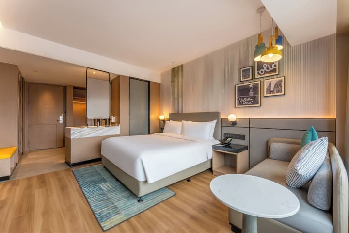 Holiday Inn Shanghai Nanjing Road by IHG