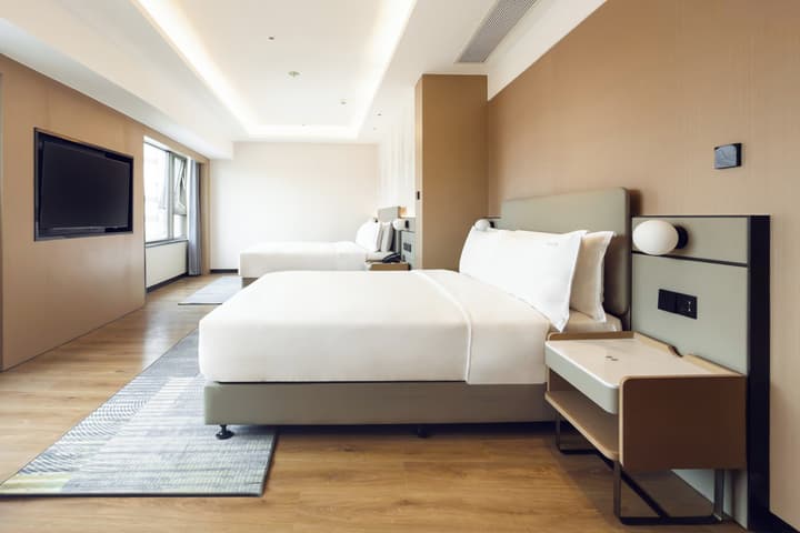Holiday Inn Shanghai Nanjing Road by IHG