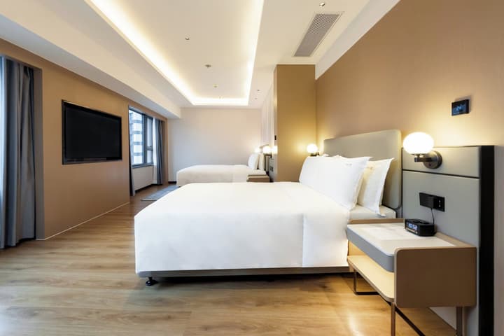 Holiday Inn Shanghai Nanjing Road by IHG