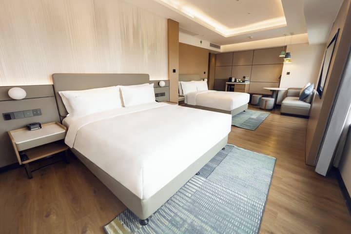 Holiday Inn Shanghai Nanjing Road by IHG