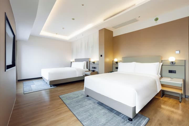 Holiday Inn Shanghai Nanjing Road by IHG