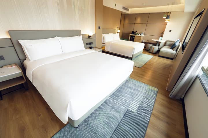 Holiday Inn Shanghai Nanjing Road by IHG