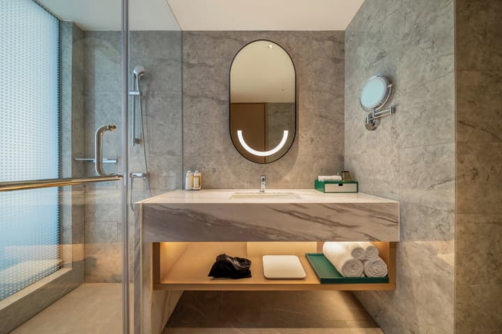 Holiday Inn Shanghai Nanjing Road by IHG
