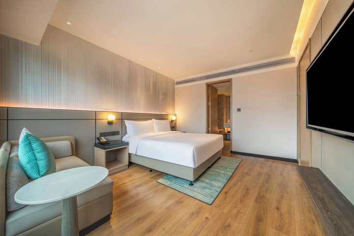 Holiday Inn Shanghai Nanjing Road by IHG