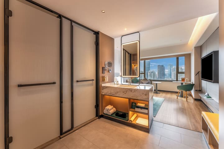 Holiday Inn Shanghai Nanjing Road by IHG