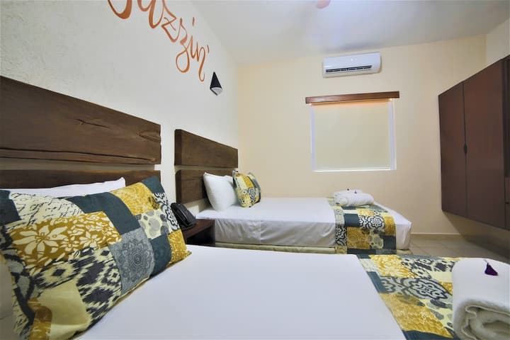 12 Bees Hotel